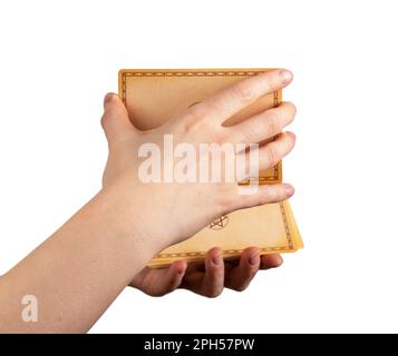 Le mani rimescolano le carte tarocchi isolate su sfondo bianco. Foto Stock