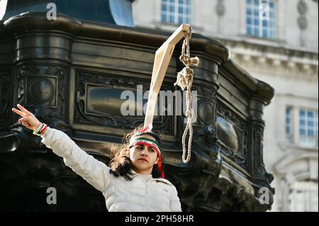 Rally e protesta organizzati da Stage of Freedom in solidarietà con il popolo ucraino. Piccadilly Circus, Londra. REGNO UNITO Foto Stock