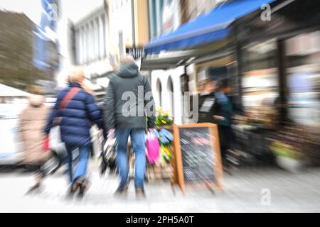 Ravensburg, Germania. 26th Mar, 2023. Decine di persone camminano attraverso il centro storico della città la domenica aperta. (Registrazione con effetto zoom) Credit: Felix Kästle/dpa/Alamy Live News Foto Stock