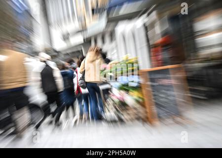 Ravensburg, Germania. 26th Mar, 2023. Decine di persone camminano attraverso il centro storico della città la domenica aperta. (Registrazione con effetto zoom) Credit: Felix Kästle/dpa/Alamy Live News Foto Stock