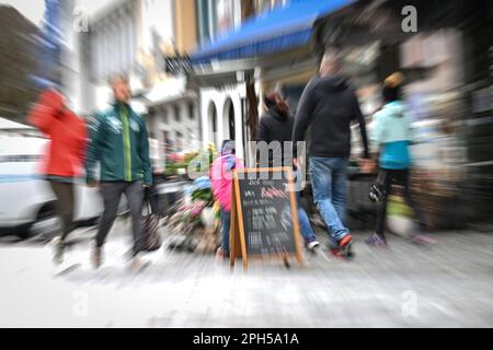 Ravensburg, Germania. 26th Mar, 2023. Decine di persone camminano attraverso il centro storico della città la domenica aperta. (Registrazione con effetto zoom) Credit: Felix Kästle/dpa/Alamy Live News Foto Stock