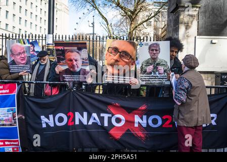 No alla NATO, No alla guerra striscioni di fronte a Downing Street, una manciata di sostenitori pro-Putin nella sua guerra contro Ucraina, Londra, Inghilterra, Regno Unito 25/03/202 Foto Stock