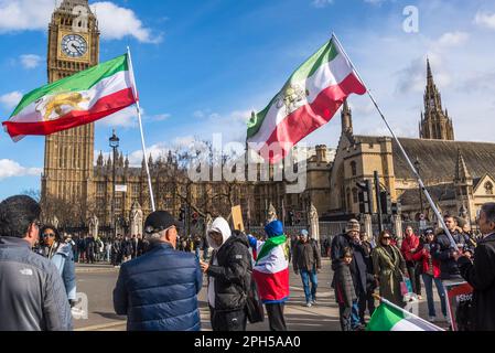 Protesta pro-democrazia iraniana contro il governo islamico autocratico dell'Iran nella Piazza del Parlamento di fronte al Big ben, Londra, Inghilterra, Regno Unito 25/03/202 Foto Stock