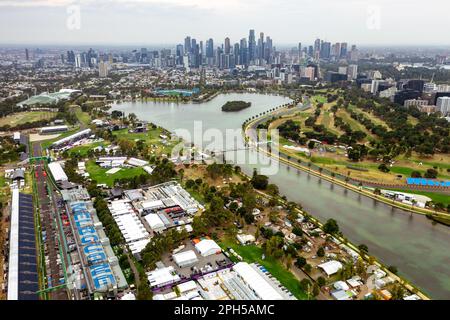 Albert Park giovedì 14 settembre 2017. Vista aerea del rettilineo principale con lo skyline di Melbourne sullo sfondo durante i preparativi in pista in vista del Gran Premio di Formula uno australiano 2023. Corleve/Alamy Live News Foto Stock