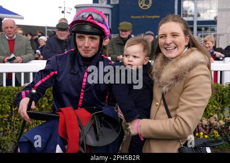 Vincitore Alana soletta e figlio Frederick con il jockey Chris Hayes dopo aver vinto il Compa Stallions handicap con Magical Vision al Naas Racecourse, Irlanda. Data immagine: Domenica 26 marzo 2023. Foto Stock