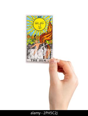 Sole, carta tarocchi in mano, positivo arcana maggiore isolato su bianco. Foto Stock