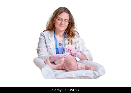 Un medico in uniforme controlla la bocca di un bambino con uno specchio, isolato su uno sfondo bianco. Il dentista esamina i denti di un neonato. Bambino di due anni Foto Stock