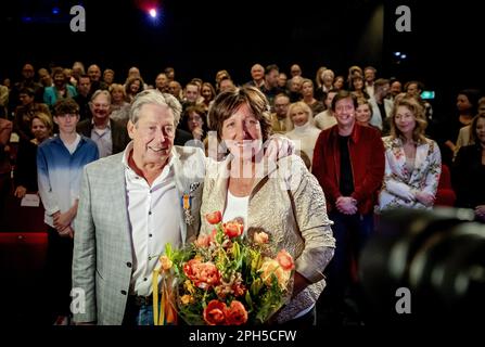 ZEIST - Hans Kazan posa con la moglie Wendy con il suo premio appena ricevuto nell'Ordine di Nassau. Durante un festivo incontro al Teatro Figi, si celebrarono il 70th° compleanno dell'illusionista e il suo giubileo d'oro. ANP ROBIN VAN LONKHUIJSEN olanda fuori - belgio fuori Foto Stock