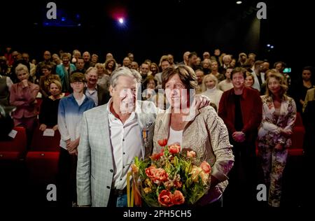 ZEIST - Hans Kazan posa con la moglie Wendy con il suo premio appena ricevuto nell'Ordine di Nassau. Durante un festivo incontro al Teatro Figi, si celebrarono il 70th° compleanno dell'illusionista e il suo giubileo d'oro. ANP ROBIN VAN LONKHUIJSEN olanda fuori - belgio fuori Foto Stock