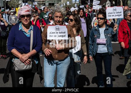 Madrid, Spagna. 26th Mar, 2023. Le persone che trasportano cartelli vengono viste durante una dimostrazione in difesa del sistema sanitario pubblico. Migliaia di persone e operatori sanitari hanno manifestato nel centro della città contro le politiche del presidente della Comunità di Madrid, Isabel Diaz Ayuso, che chiedono migliori condizioni di lavoro. Credit: Marcos del Mazo/Alamy Live News Foto Stock