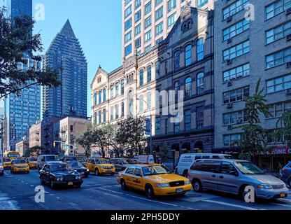 La base di Beekman Regent è il guscio scavato della NYC Public School 35. Il piano terra e' al dettaglio e la lobby della torre degli appartamenti. Foto Stock