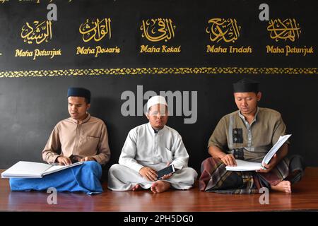 Bandung, Indonesia. 26th Mar, 2023. Un cieco musulmano ha visto leggere il Braille Quran durante il Ramadan alla Tahfidz Quran Saman Netra Islamic Boarding School, Darusduhur Mosque, a Bandung Regency, Indonesia il 26 marzo 2023. I musulmani in tutto il mondo stanno osservando il mese santo del Ramadan, che li astiene dal bere, mangiare e fumare dall'alba fino al crepuscolo. (Foto di Dimas Rachmatsyah/INA Photo Agency/Sipa USA) Credit: Sipa USA/Alamy Live News Foto Stock