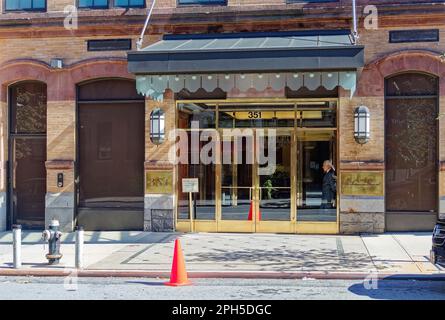 La base di Beekman Regent è il guscio scavato della NYC Public School 35. Il piano terra e' al dettaglio e la lobby della torre degli appartamenti. Foto Stock