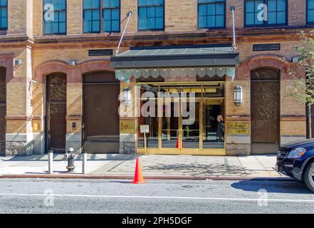 La base di Beekman Regent è il guscio scavato della NYC Public School 35. Il piano terra e' al dettaglio e la lobby della torre degli appartamenti. Foto Stock