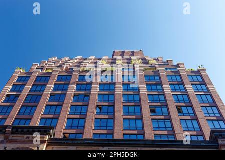 Dettaglio Beekman Regent. La facciata romanica della Scuola pubblica di New York 35 è stata conservata nel 2002, la conversione in una torre condominiale. Foto Stock