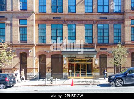 La base di Beekman Regent è il guscio scavato della NYC Public School 35. Il piano terra e' al dettaglio e la lobby della torre degli appartamenti. Foto Stock