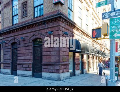 La base di Beekman Regent è il guscio scavato della NYC Public School 35. Il piano terra e' al dettaglio e la lobby della torre degli appartamenti. Foto Stock