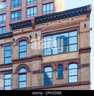 Dettaglio Beekman Regent. La facciata romanica della Scuola pubblica di New York 35 è stata conservata nel 2002, la conversione in una torre condominiale. Foto Stock