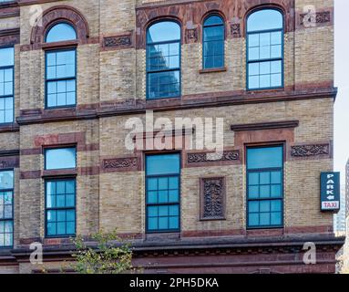 Dettaglio Beekman Regent. La facciata romanica della Scuola pubblica di New York 35 è stata conservata nel 2002, la conversione in una torre condominiale. Foto Stock