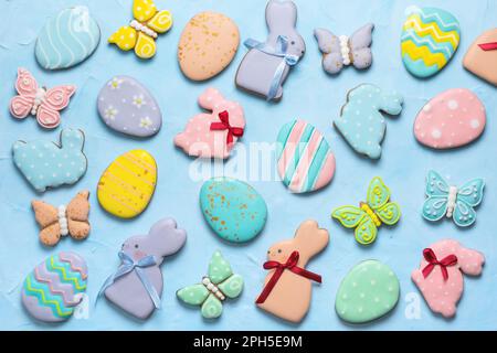 Banner pasquale su sfondo blu. Biscotti fatti in casa con pan di zenzero. Concetto di Pasqua. Foto Stock