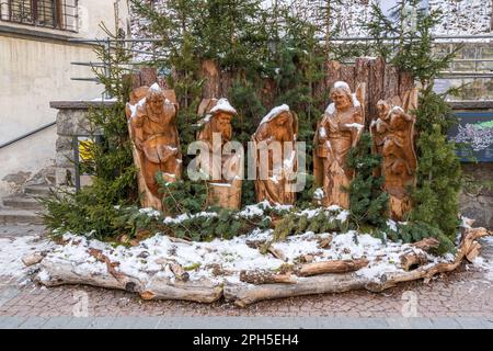 Presepe di Natale in legno coperto di neve a Brunico. Trentino Alto Adige, Italia. Foto Stock
