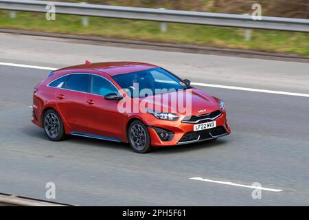 2022 (22) piastra arancione KIA PROCEDERE GT-LINE ISG 1482 cc manuale a 6 marce; viaggiando sull'autostrada M61 UK Foto Stock