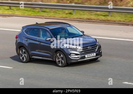 2018 (18) piastra grigia HYUNDAI TUCSON CRDi GO se 1685cc Diesel automatico a 7 marce; viaggiando sull'autostrada M61 UK Foto Stock