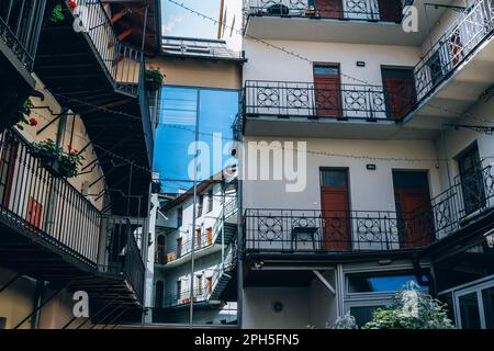 Banska Bystrica, Slovacchia - 15 agosto 2021: Vista di bella architettura - facciate ornate di edifici con balconi decorati con fiori Foto Stock