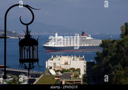 Cunard Liner Regina Elisabetta ancorato al largo di Monaco, Monte Carlo Foto Stock