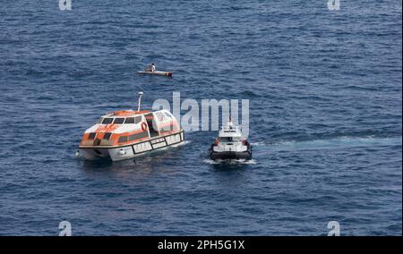 Una direzione Des Affaires Maritimes Patrol Craft, Monaco, fermare un tender da Cunard Liner Queen Elizabeth per consentire a uno scultore o vogatore di passare. Foto Stock