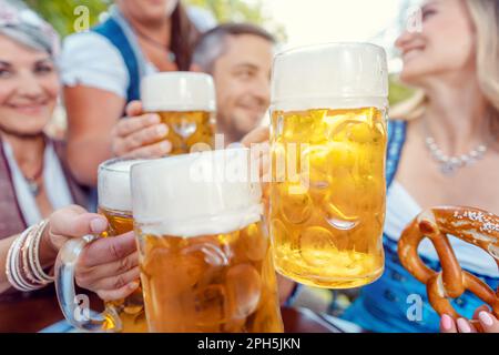 Presso il beergarden bavarese potrete gustare birre Foto Stock