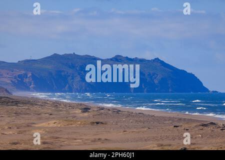 Spiaggia di sabbia deserta con scogliere lontane a Point Reyes, California, nelle giornate di sole Foto Stock