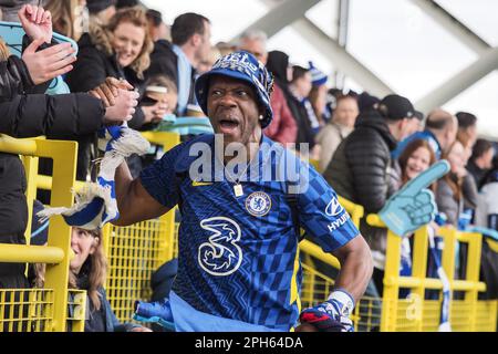 Manchester, Regno Unito. 26th Mar, 2023. Manchester, Inghilterra, marzo 26th 2023: Fan di Chelsea durante il gioco della Super League delle donne di Barclays fa tra Manchester City e Chelsea all'Academy Stadium di Manchester, Inghilterra (Natalie Mincher/SPP) Credit: Foto della stampa sportiva SPP. /Alamy Live News Foto Stock