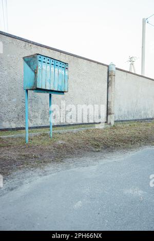 Casella di posta in vecchio stile. Riga della casella postale blu. Casella lettera con numeri. Deposito postale retrò. Casella postale esterna. Corrispondenza privata. Contenitore di posta. Foto Stock