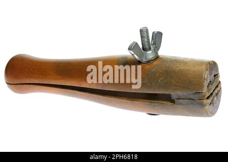 morsetto ad anello in legno con vite laterale isolata su sfondo bianco Foto Stock