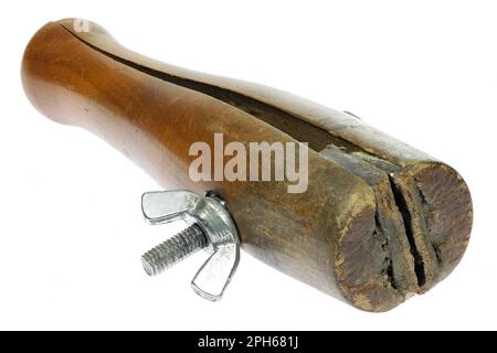 morsetto ad anello in legno con vite laterale isolata su sfondo bianco Foto Stock
