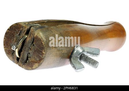 morsetto ad anello in legno con anello in oro isolato su sfondo bianco Foto Stock