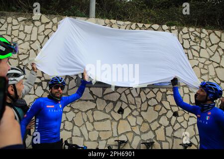 Tramonti, Italia. 26th Mar, 2023. Tramonti, Salerno, Italia : 26 marzo 2023 : durante una gara di ciclista amatoriale tra la penisola sorrentina e la costiera amalfitana, in località Valico di Chiunzi è stata inaugurata una targa in memoria del grande ciclista di tutti i tempi Marco Pantani. Tre ciclisti professionisti, Gianni Bugno, Marco velo e Daniele Bennati, erano presenti alla gara e all'inaugurazione della targa. (Foto di Pasquale Senatore/Pacific Press) Credit: Pacific Press Media Production Corp./Alamy Live News Foto Stock
