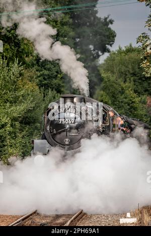 BR '4mt' 4-6-0 No. 75069 si avvicina alla stazione di Eridge sulla stazione ferroviaria di Spa Valley, East Sussex, UK Foto Stock