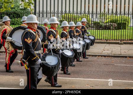 Royal Marines Corps of Drums visto durante la processione per lo stato sdraiato della Regina Elisabetta II, Birdcage Walk, Londra, Regno Unito Foto Stock