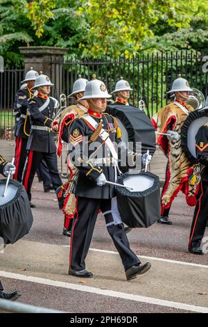 Il batterista Royal Marines visto durante la processione per lo Stato sdraiato della Regina Elisabetta II, Birdcage Walk, Londra, Regno Unito Foto Stock