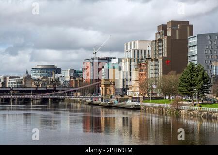 Vista lungo la passerella sul fiume Clyde su Clyde Street, centro di Glasgow, Scozia, Regno Unito, Europa Foto Stock