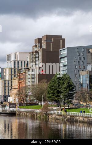 Vista lungo la passerella sul fiume Clyde su Clyde Street, centro di Glasgow, Scozia, Regno Unito, Europa Foto Stock