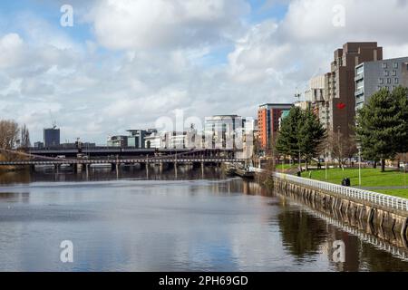 Vista lungo la passerella sul fiume Clyde su Clyde Street, centro di Glasgow, Scozia, Regno Unito, Europa Foto Stock