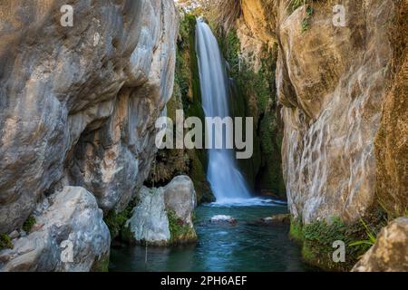 Vista panoramica della cascata principale di Fuentes del Algar a Callosa d'en Sarria, Alicante, Spagna Foto Stock