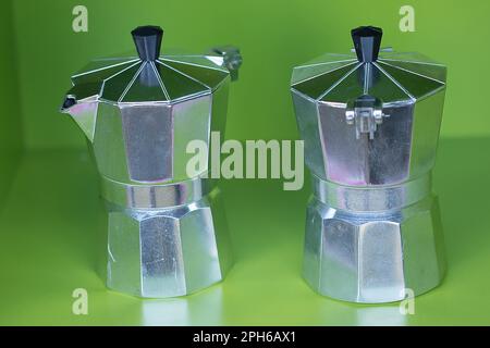 Il portatile Mocha Pot si trova sul pavimento. Utilizzato in piccole cucine Foto Stock