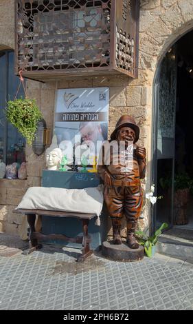 Un ingresso studio artista con scultura nella Città Vecchia di Jaffa Foto Stock