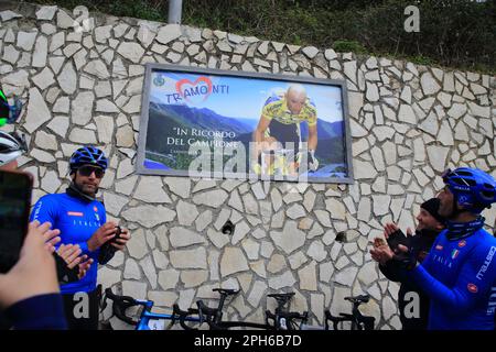 Tramonti, Salerno, Italia. 26th Mar, 2023. Tramonti, Salerno, Italia : 26 marzo 2023 : durante una gara di ciclista amatoriale tra la penisola sorrentina e la costiera amalfitana, in località Valico di Chiunzi è stata inaugurata una targa in memoria del grande ciclista di tutti i tempi Marco Pantani. Tre ciclisti professionisti, Gianni Bugno, Marco velo e Daniele Bennati, erano presenti alla gara e all'inaugurazione della targa. (Credit Image: © Pasquale Senatore/Pacific Press via ZUMA Press Wire) SOLO PER USO EDITORIALE! Non per USO commerciale! Foto Stock