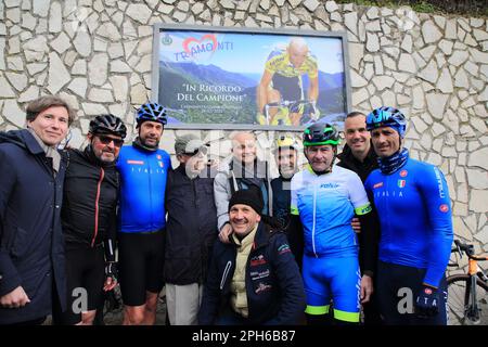 Tramonti, Salerno, Italia. 26th Mar, 2023. Tramonti, Salerno, Italia : 26 marzo 2023 : durante una gara di ciclista amatoriale tra la penisola sorrentina e la costiera amalfitana, in località Valico di Chiunzi è stata inaugurata una targa in memoria del grande ciclista di tutti i tempi Marco Pantani. Tre ciclisti professionisti, Gianni Bugno, Marco velo e Daniele Bennati, erano presenti alla gara e all'inaugurazione della targa. (Credit Image: © Pasquale Senatore/Pacific Press via ZUMA Press Wire) SOLO PER USO EDITORIALE! Non per USO commerciale! Foto Stock