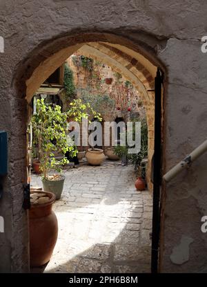 All'interno delle mura della Città Vecchia di Jaffa ci sono porte, cortili e arte Foto Stock
